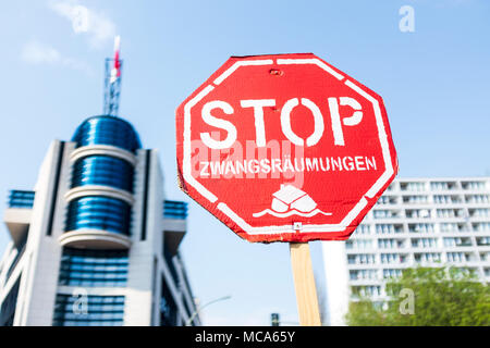 Berlin, Allemagne, 14 avril 2018. Expulsions 'STOP' est écrit sur un panneau d'un Demonstrant pendant la démonstration sous la devise 'folie' location sist en face de la centrale du parti SPD. Plus de 13 000 personnes ont manifesté contre la 'répression et louer madness' dans la capitale. Credit : SOPA/Alamy Images Limited Live News Banque D'Images