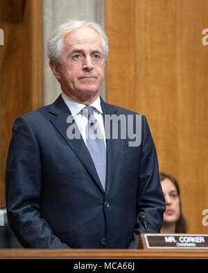 Washington, USA. Apr 12, 2018. Le sénateur américain Bob Corker (républicain du Tennessee), président, Comité du Sénat américain sur les relations étrangères, il écoute le directeur de la CIA Mike Pompeo témoigner sur sa nomination à la secrétaire d'État devant le comité sur la colline du Capitole à Washington, DC le jeudi 12 avril, 2018. Credit : Ron Sachs/CNP - AUCUN FIL SERVICE - Credit : Ron Sachs/consolidé Nouvelles Photos/Ron Sachs - CNP/dpa/Alamy Live News Banque D'Images