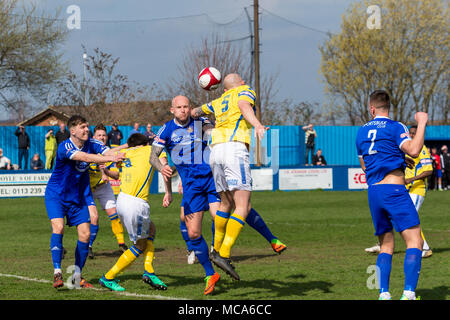 Farsley, UK, 14 avril 2018. La ville de Warrington defender, Jack Higgins, est à la tête de la balle dans le goalmouth Farsley Celtic lors de la victoire 2-0 sur Warrington Samedi 14 avril 2018 dans le haut du tableau choc près de la fin de la saison Crédit : John Hopkins/Alamy Live News Crédit : John Hopkins/Alamy Live News Banque D'Images