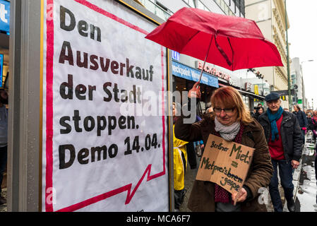 Berlin, Allemagne. 14 avr, 2018. Une femme passe par poster pendant la démonstration sous la devise ''resist location madness''. Plus de 13 000 personnes ont manifesté contre la "'répression et louer madness'' dans la capitale. Photo : Markus Heine/SOPA Images/ZUMA/Alamy Fil Live News Crédit : ZUMA Press, Inc./Alamy Live News Banque D'Images