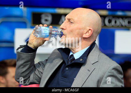 Londres, Royaume-Uni, 14 avril 2018. Queens Park Rangers Manager Ian Holloway prend une gorgée d'eau avant de lancer. Match de championnat Skybet EFL, Queens Park Rangers v Preston North End à Loftus Road à Londres le samedi 14 avril 2018. Cette image ne peut être utilisé qu'à des fins rédactionnelles. Usage éditorial uniquement, licence requise pour un usage commercial. Aucune utilisation de pari, de jeux ou d'un seul club/ligue/dvd publications. pic par Steffan Bowen/Andrew Orchard la photographie de sport/Alamy live news Crédit : Andrew Orchard la photographie de sport/Alamy Live News Banque D'Images