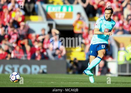 Liverpool, UK, 14 avril 2018. Charlie Daniels, de Bournemouth en action. Premier match de championnat, Liverpool v Bournemouth AFC au stade d'Anfield à Liverpool le samedi 14 avril 2018. Cette image ne peut être utilisé qu'à des fins rédactionnelles. Usage éditorial uniquement, licence requise pour un usage commercial. Aucune utilisation de pari, de jeux ou d'un seul club/ligue/dvd publications. Photos par Chris Stading/Andrew Orchard la photographie de sport/Alamy live news Crédit : Andrew Orchard la photographie de sport/Alamy Live News Banque D'Images