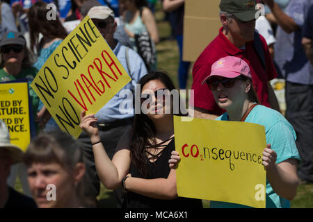 Washington, États-Unis, 14 avril 2018.Des centaines de manifestants se rassemblent pour la marche de la Science, un rassemblement à but non lucratif parrainé par le Nature Conservancy, le 14 avril 2018. Crédit : Michael Candelori/Alamy Live News Banque D'Images