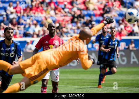 New Jersey, USA. 14 avril, 2018. Evan Bush (1) les poinçons loin une croix comme Bradley Wright-Phillips (99) ressemble à l'espoir d'un rebond. Les Red Bulls a défait l'Impact 3-1. Banque D'Images