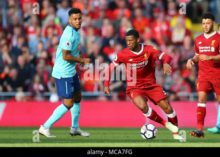 Liverpool, UK, 14 avril 2018.Georginio Wijnaldum (r) de Liverpool en action. Premier match de championnat, Liverpool v Bournemouth AFC au stade d'Anfield à Liverpool le samedi 14 avril 2018. Cette image ne peut être utilisé qu'à des fins rédactionnelles. Usage éditorial uniquement, licence requise pour un usage commercial. Aucune utilisation de pari, de jeux ou d'un seul club/ligue/dvd publications. Photos par Chris Stading/Andrew Orchard la photographie de sport/Alamy live news Crédit : Andrew Orchard la photographie de sport/Alamy Live News Banque D'Images