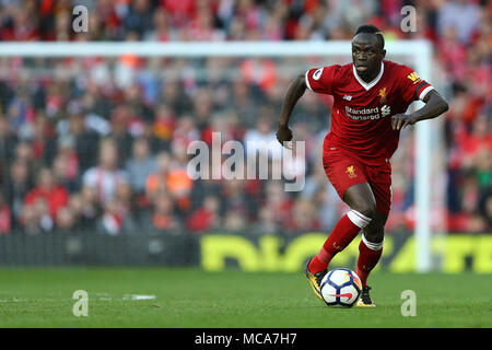 Liverpool, UK, 14 avril 2018.Sadio Mane de Liverpool en action. Premier match de championnat, Liverpool v Bournemouth AFC au stade d'Anfield à Liverpool le samedi 14 avril 2018. Cette image ne peut être utilisé qu'à des fins rédactionnelles. Usage éditorial uniquement, licence requise pour un usage commercial. Aucune utilisation de pari, de jeux ou d'un seul club/ligue/dvd publications. Photos par Chris Stading/Andrew Orchard la photographie de sport/Alamy live news Crédit : Andrew Orchard la photographie de sport/Alamy Live News Banque D'Images