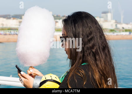 Brighton, Angleterre, Royaume-Uni. 14 avril 2018. Météo France : après un matin brumeux le soleil fait enfin son apparition en brûlant la brume et les températures s'élèvent en tant que visiteurs, la tête à la plage de Brighton pour profiter du temps chaud et ensoleillé Crédit : Carolyn Jenkins/Alamy Live News Banque D'Images