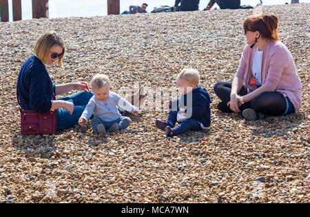 Brighton, Angleterre, Royaume-Uni. 14 avril 2018. Météo France : après un matin brumeux le soleil fait enfin son apparition en brûlant la brume et les températures s'élèvent en tant que visiteurs, la tête à la plage de Brighton pour profiter du temps chaud et ensoleillé Crédit : Carolyn Jenkins/Alamy Live News Banque D'Images