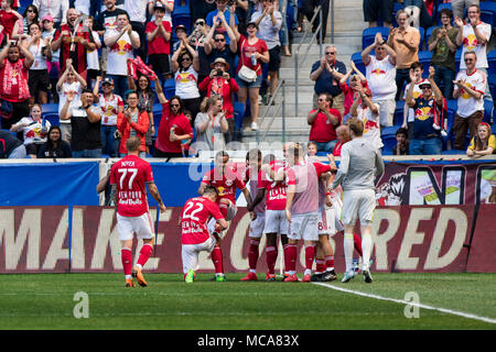 New Jersey, USA. 14 avr, 2018. Harrison, NJ ; Alejandro Romero Gamarra (10) a ses bottes nettoyées par Florian Valot (22) pour célébrer le deuxième semestre après Gamarra but contre l'Impact de Montréal. Banque D'Images