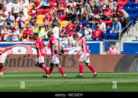 New Jersey, USA. 14 avr, 2018. Alejandro Romero Gamarra (10) célèbre son deuxième but avec demi-Bradley Wright-Phillips (99). Les Red Bulls a défait l'Impact de Montréal 3-1. Banque D'Images