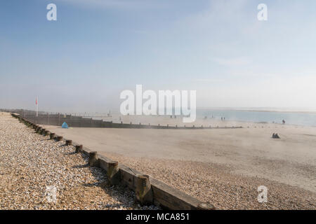 West Wittering, Sussex. Samedi 14 avril 2018. La dérive dans le brouillard de la mer sur la plage au milieu de l'après-midi après une journée de soleil. Credit : RTimages/Alamy Live News Banque D'Images