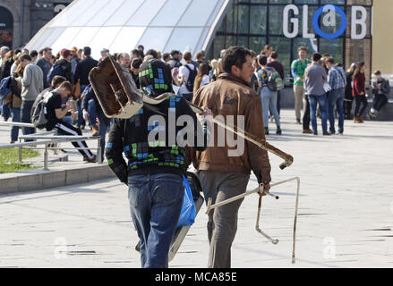 Kiev, Ukraine. 14 avr, 2018. Les hommes porte en mains certaines parties de l'ancien système de toilettes, sur la place de l'Indépendance à Kiev, Ukraine, le 14 avril 2018. Crédit : Serg Glovny/ZUMA/Alamy Fil Live News Banque D'Images