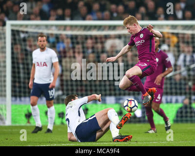 Londres, Royaume-Uni. 14 avr, 2018. Jan Vertonghen de Tottenham Hotspur diapositives dans pour s'attaquer à Kevin De Bruyne de Manchester City lors de la Premier League match entre Tottenham Hotspur et Manchester City au stade de Wembley le 14 avril 2018 à Londres, en Angleterre. (Photo par John Rainford/phcimages. Credit : PHC Images/Alamy Live News Banque D'Images