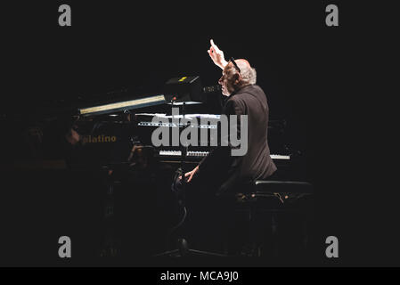 L'Italie, le 14 avril 2018 : le compositeur et pianiste Michael Nyman live sur scène à l'Officine Grandi Riparazioni pour ses leçons de piano 'concert' Photo : Alessandro Bosio/Alamy Live News Banque D'Images