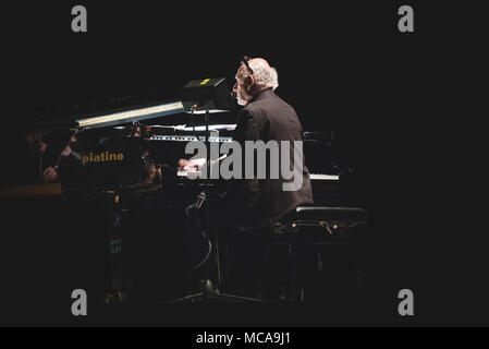 L'Italie, le 14 avril 2018 : le compositeur et pianiste Michael Nyman live sur scène à l'Officine Grandi Riparazioni pour ses leçons de piano 'concert' Photo : Alessandro Bosio/Alamy Live News Banque D'Images