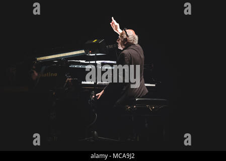 L'Italie, le 14 avril 2018 : le compositeur et pianiste Michael Nyman live sur scène à l'Officine Grandi Riparazioni pour ses leçons de piano 'concert' Photo : Alessandro Bosio/Alamy Live News Banque D'Images