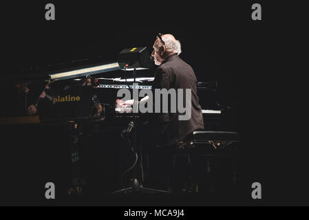 L'Italie, le 14 avril 2018 : le compositeur et pianiste Michael Nyman live sur scène à l'Officine Grandi Riparazioni pour ses leçons de piano 'concert' Photo : Alessandro Bosio/Alamy Live News Banque D'Images