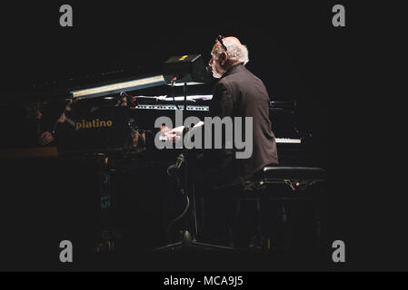 L'Italie, le 14 avril 2018 : le compositeur et pianiste Michael Nyman live sur scène à l'Officine Grandi Riparazioni pour ses leçons de piano 'concert' Photo : Alessandro Bosio/Alamy Live News Banque D'Images