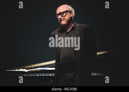 L'Italie, le 14 avril 2018 : le compositeur et pianiste Michael Nyman live sur scène à l'Officine Grandi Riparazioni pour ses leçons de piano 'concert' Photo : Alessandro Bosio/Alamy Live News Banque D'Images