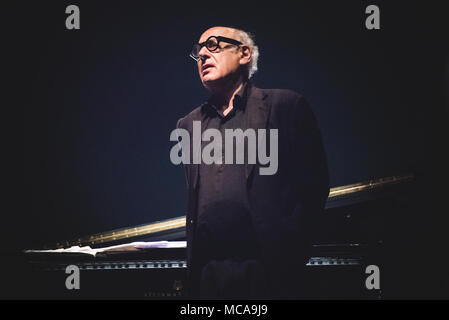 L'Italie, le 14 avril 2018 : le compositeur et pianiste Michael Nyman live sur scène à l'Officine Grandi Riparazioni pour ses leçons de piano 'concert' Photo : Alessandro Bosio/Alamy Live News Banque D'Images