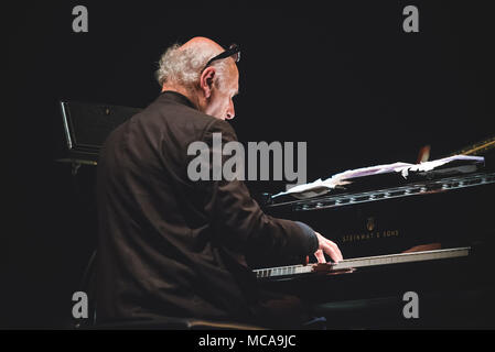 L'Italie, le 14 avril 2018 : le compositeur et pianiste Michael Nyman live sur scène à l'Officine Grandi Riparazioni pour ses leçons de piano 'concert' Photo : Alessandro Bosio/Alamy Live News Banque D'Images