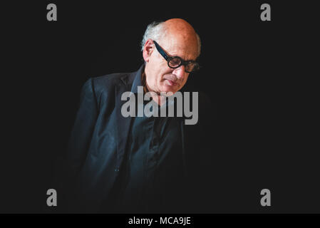 L'Italie, le 14 avril 2018 : le compositeur et pianiste Michael Nyman live sur scène à l'Officine Grandi Riparazioni pour ses leçons de piano 'concert' Photo : Alessandro Bosio/Alamy Live News Banque D'Images