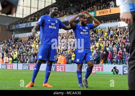 Norwich, Royaume-Uni. 14 avr, 2018. La ville de Cardiff's deuxième buteur Junior Hoilett (r) célèbre avec coéquipier Bruno Ecuele Manga. Match de championnat Skybet EFL, Norwich City v Cardiff City à Carrow Road à Norwich le samedi 14 avril 2018. Cette image ne peut être utilisé qu'à des fins rédactionnelles. Usage éditorial uniquement, licence requise pour un usage commercial. Aucune utilisation de pari, de jeux ou d'un seul club/ligue/dvd publications. pic par Carl Robertson/Andrew Orchard la photographie de sport/Alamy live news Crédit : Andrew Orchard la photographie de sport/Alamy Live News Banque D'Images