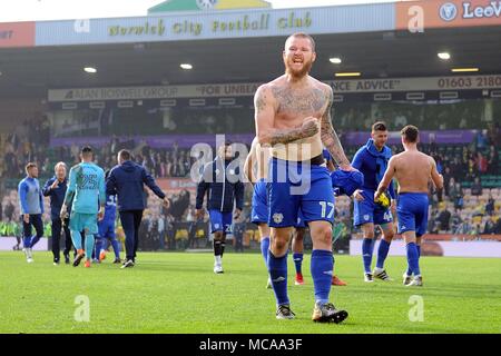 Norwich, Royaume-Uni. 14 avr, 2018. La ville de Cardiff Aron Gunnarsson montre sa joie après leur victoire 0-2 comme il célèbre en face de la Cardiff fans à temps plein. Match de championnat Skybet EFL, Norwich City v Cardiff City à Carrow Road à Norwich le samedi 14 avril 2018. Cette image ne peut être utilisé qu'à des fins rédactionnelles. Usage éditorial uniquement, licence requise pour un usage commercial. Aucune utilisation de pari, de jeux ou d'un seul club/ligue/dvd publications. pic par Carl Robertson/Andrew Orchard la photographie de sport/Alamy live news Crédit : Andrew Orchard la photographie de sport/Alamy Live News Banque D'Images