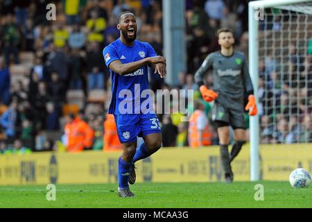 Norwich, Royaume-Uni. 14 avr, 2018. La ville de Cardiff's Junior Hoilett célèbre après qu'il a reçu son deuxième but des équipes. Match de championnat Skybet EFL, Norwich City v Cardiff City à Carrow Road à Norwich le samedi 14 avril 2018. Cette image ne peut être utilisé qu'à des fins rédactionnelles. Usage éditorial uniquement, licence requise pour un usage commercial. Aucune utilisation de pari, de jeux ou d'un seul club/ligue/dvd publications. pic par Carl Robertson/Andrew Orchard la photographie de sport/Alamy live news Crédit : Andrew Orchard la photographie de sport/Alamy Live News Banque D'Images