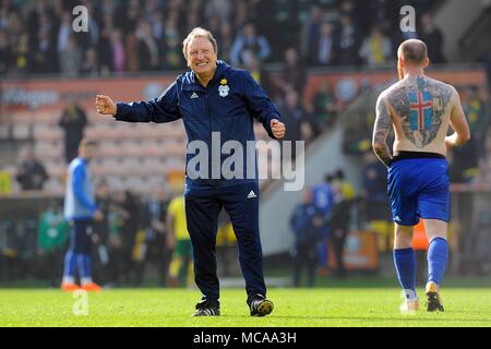 Norwich, Royaume-Uni. 14 avr, 2018. Cardiff City manager Neil Warnock montre son plaisir alors qu'il célèbre sa victoire équipes en face de la Cardiff fans à temps plein. Match de championnat Skybet EFL, Norwich City v Cardiff City à Carrow Road à Norwich le samedi 14 avril 2018. Cette image ne peut être utilisé qu'à des fins rédactionnelles. Usage éditorial uniquement, licence requise pour un usage commercial. Aucune utilisation de pari, de jeux ou d'un seul club/ligue/dvd publications. pic par Carl Robertson/Andrew Orchard la photographie de sport/Alamy live news Crédit : Andrew Orchard la photographie de sport/Alamy Live News Banque D'Images