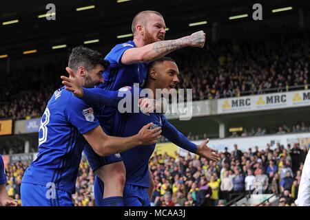 Norwich, Royaume-Uni. 14 avr, 2018. Kenneth Zohore de Cardiff City ¨ célèbre avec coéquipiers Aron Gunnarsson (au dos) et Callum Paterson (l) après qu'il marque son 1er des équipes objectif. Match de championnat Skybet EFL, Norwich City v Cardiff City à Carrow Road à Norwich le samedi 14 avril 2018. Cette image ne peut être utilisé qu'à des fins rédactionnelles. Usage éditorial uniquement, licence requise pour un usage commercial. Aucune utilisation de pari, de jeux ou d'un seul club/ligue/dvd publications. pic par Carl Robertson/Andrew Orchard la photographie de sport/Alamy live news Crédit : Andrew Orchard la photographie de sport/Alamy Live News Banque D'Images