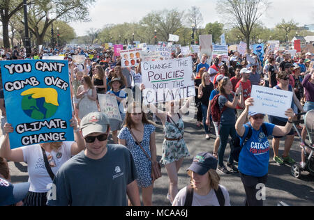 Washington, DC, USA. 14 avril, 2018. Les participants en 2018 pour la science mars après avoir écouté les orateurs invités à rallier mars pour le Capitole. Parmi les demandes, un appel "pour les agents publics d'adopter des politiques fondées sur la recherche qui sert toutes les communautés." Bob Korn/Alamy Live News Banque D'Images