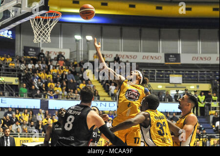 Deron Washington (Fiat Auxilium Torino) au cours de la SERIE A PANIER CAMPIONATO 2017/18 match de basket-ball entre FIAT AUXILIUM TORINO VS SEGAFREDO VIRTUS BOLOGNE au PalaRuffini le 14 avril 2018 à Turin, Italie. Crédit : FABIO ANNEMASSE/Alamy Live News Banque D'Images