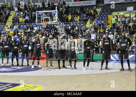 Segafredo Virtus Bologne pendant le panier CAMPIONATO 2017/18 SERIE A match de basket-ball entre FIAT AUXILIUM TORINO VS SEGAFREDO VIRTUS BOLOGNE au PalaRuffini le 14 avril 2018 à Turin, Italie. Crédit : FABIO ANNEMASSE/Alamy Live News Banque D'Images