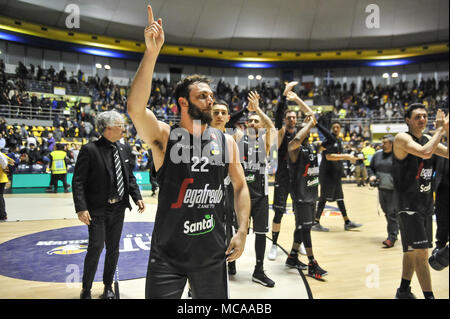 Segafredo Virtus Bologne pendant le panier CAMPIONATO 2017/18 SERIE A match de basket-ball entre FIAT AUXILIUM TORINO VS SEGAFREDO VIRTUS BOLOGNE au PalaRuffini le 14 avril 2018 à Turin, Italie. Crédit : FABIO ANNEMASSE/Alamy Live News Banque D'Images