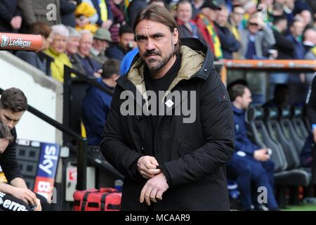 Norwich, Royaume-Uni. 14 avr, 2018. Norwich City manager Daniel Farke les regarde. Match de championnat Skybet EFL, Norwich City v Cardiff City à Carrow Road à Norwich le samedi 14 avril 2018. Cette image ne peut être utilisé qu'à des fins rédactionnelles. Usage éditorial uniquement, licence requise pour un usage commercial. Aucune utilisation de pari, de jeux ou d'un seul club/ligue/dvd publications. pic par Carl Robertson/Andrew Orchard la photographie de sport/Alamy live news Crédit : Andrew Orchard la photographie de sport/Alamy Live News Banque D'Images