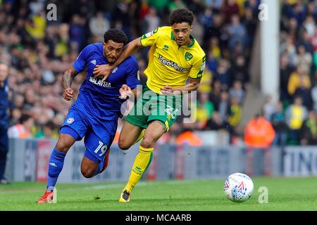 Norwich, Royaume-Uni. 14 avr, 2018. La ville de Cardiff Nathaniel Mendez-Laing (l) Défis du Norwich Jamal Lewis (r). Match de championnat Skybet EFL, Norwich City v Cardiff City à Carrow Road à Norwich le samedi 14 avril 2018. Cette image ne peut être utilisé qu'à des fins rédactionnelles. Usage éditorial uniquement, licence requise pour un usage commercial. Aucune utilisation de pari, de jeux ou d'un seul club/ligue/dvd publications. pic par Carl Robertson/Andrew Orchard la photographie de sport/Alamy live news Crédit : Andrew Orchard la photographie de sport/Alamy Live News Banque D'Images