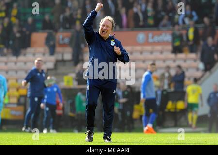 Norwich, Royaume-Uni. 14 avr, 2018. Cardiff City manager Neil Warnock célèbre sa victoire équipes après le coup de sifflet final. Match de championnat Skybet EFL, Norwich City v Cardiff City à Carrow Road à Norwich le samedi 14 avril 2018. Cette image ne peut être utilisé qu'à des fins rédactionnelles. Usage éditorial uniquement, licence requise pour un usage commercial. Aucune utilisation de pari, de jeux ou d'un seul club/ligue/dvd publications. pic par Carl Robertson/Andrew Orchard la photographie de sport/Alamy live news Crédit : Andrew Orchard la photographie de sport/Alamy Live News Banque D'Images