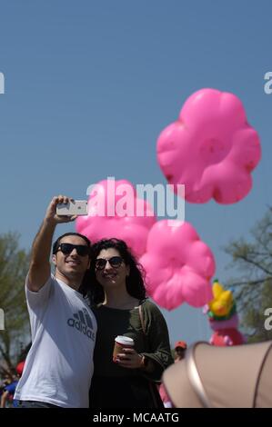 Washington, USA. 14 avr, 2018. Les gens prennent vos autoportraits au cours de la National annuel Cherry Blossom Défilé du Festival à Washington, DC, États-Unis, le 14 avril 2018. Le défilé est un des plus grands capitaux américains à des activités publiques de l'année, attirant des milliers de spectateurs. Crédit : Yang Chenglin/Xinhua/Alamy Live News Banque D'Images