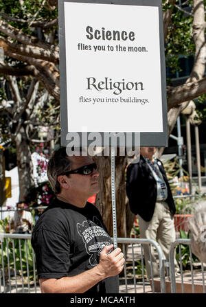 Los Angeles, Californie, USA. 14 avr, 2018. Les gens se rassemblent pour le mois de mars 2018 pour la science Los Angeles Rallye et Expo à Pershing Square. Crédit : Brian Cahn/ZUMA/Alamy Fil Live News Banque D'Images