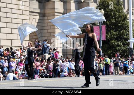 Washington, USA. 14 avr, 2018. Les gens effectuer au cours de la National annuel Cherry Blossom Défilé du Festival à Washington, DC, États-Unis, le 14 avril 2018. Le défilé est un des plus grands capitaux américains à des activités publiques de l'année, attirant des milliers de spectateurs. Crédit : Yang Chenglin/Xinhua/Alamy Live News Banque D'Images