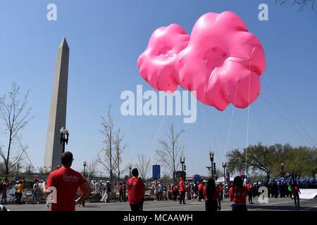 Washington, USA. 14 avr, 2018. Cherry ballons sont vus au cours de l'exercice annuel de Cherry Blossom Festival Parade à Washington, DC, États-Unis, le 14 avril 2018. Le défilé est un des plus grands capitaux américains à des activités publiques de l'année, attirant des milliers de spectateurs. Crédit : Yang Chenglin/Xinhua/Alamy Live News Banque D'Images