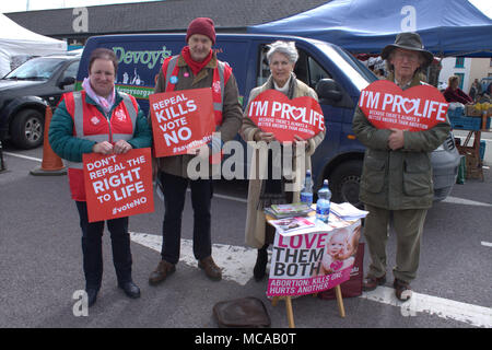 Baltimore, West Cork, Irlande. 14 avril 2018. Les partisans pro-vie démontrant dans le Farmers Market, Skibbereen contre l'abrogation de la 8ème modification. Credit : aphperspective/Alamy Live News