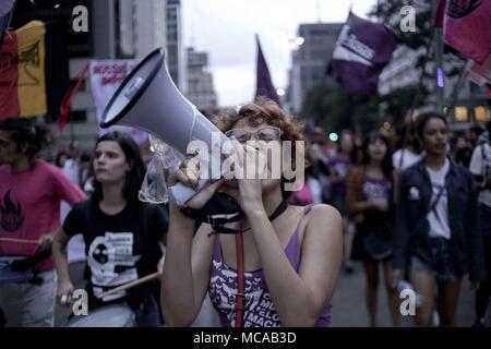 Sao Paulo, Brésil. 14 avr, 2018. Des centaines de personnes rallye sur l'Avenue Paulista de SÃ£o Paulo pour se remémorer et de protestation pour les 30 jours de la mort de la ville Crédit : Dario Oliveira/ZUMA/Alamy Fil Live News Banque D'Images