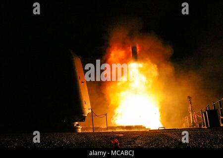 Washington DC, USA 13 avril 2018 La Marine américaine croiseur lance-missiles USS Monterey (CG 61) déclenche un Tomahawk Land Attack Missile sur les cibles d'armes chimiques le 14 avril 2018 dans la 5e flotte américaine zone d'opérations. (US Navy Photo via Planetpix Planetpix) : Crédit/Alamy Live News Banque D'Images
