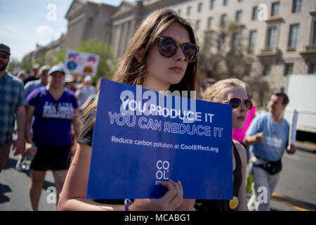 Washington DC, USA 14 avril 2018 manifestants à pied avec des pancartes et des banderoles le long de la Constitution Avenue pendant la marche de la Science, une manifestation parrainée par l'organisme The Nature Conservancy. Crédit : Michael Candelori/Alamy Live News Banque D'Images