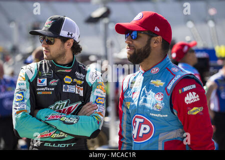 Bristol, Tennessee, USA. 14 avr, 2018. 14 avril 2018 - Bristol, Tennessee, USA : Darrell Wallace, Jr (43) et Chase Elliott (9) chat avant de pratiquer pour la ville des aliments 500 à Bristol Motor Speedway à Bristol, Tennessee. Crédit : Stephen A. Arce/ASP/ZUMA/Alamy Fil Live News Banque D'Images