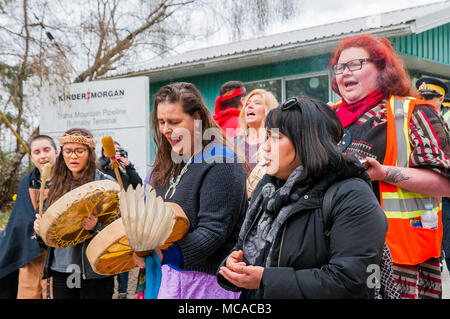 Les femmes autochtones et de tambour chanter du pipeline de Kinder Morgan blocus, Mont Burnaby, Colombie-Britannique, Canada. Crédit : Michael Wheatley/Alamy Live News Banque D'Images