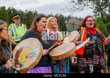 Les femmes autochtones et de tambour chanter du pipeline de Kinder Morgan blocus, Mont Burnaby, Colombie-Britannique, Canada. Crédit : Michael Wheatley/Alamy Live News Banque D'Images