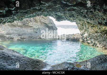 Charco Azul, bleu piscine, une piscine naturelle aux eaux turquoises à El Hierro, îles canaries, espagne. Banque D'Images
